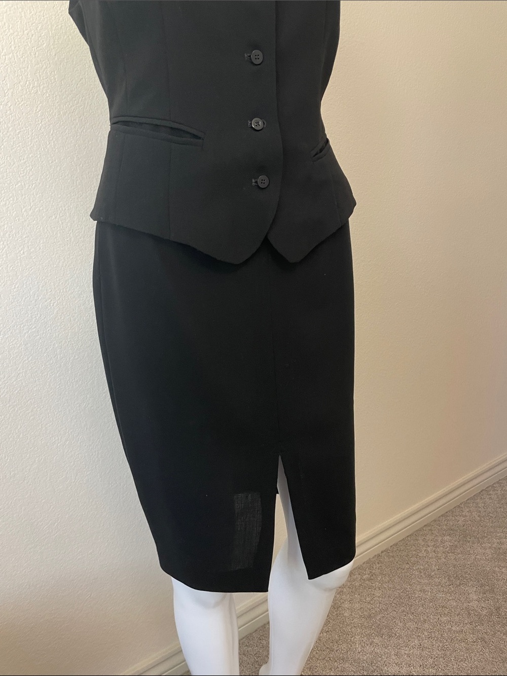 Vintage DKNY 100% wool black Pencil Skirt |Size P/XS.  Classic Career Minimalist